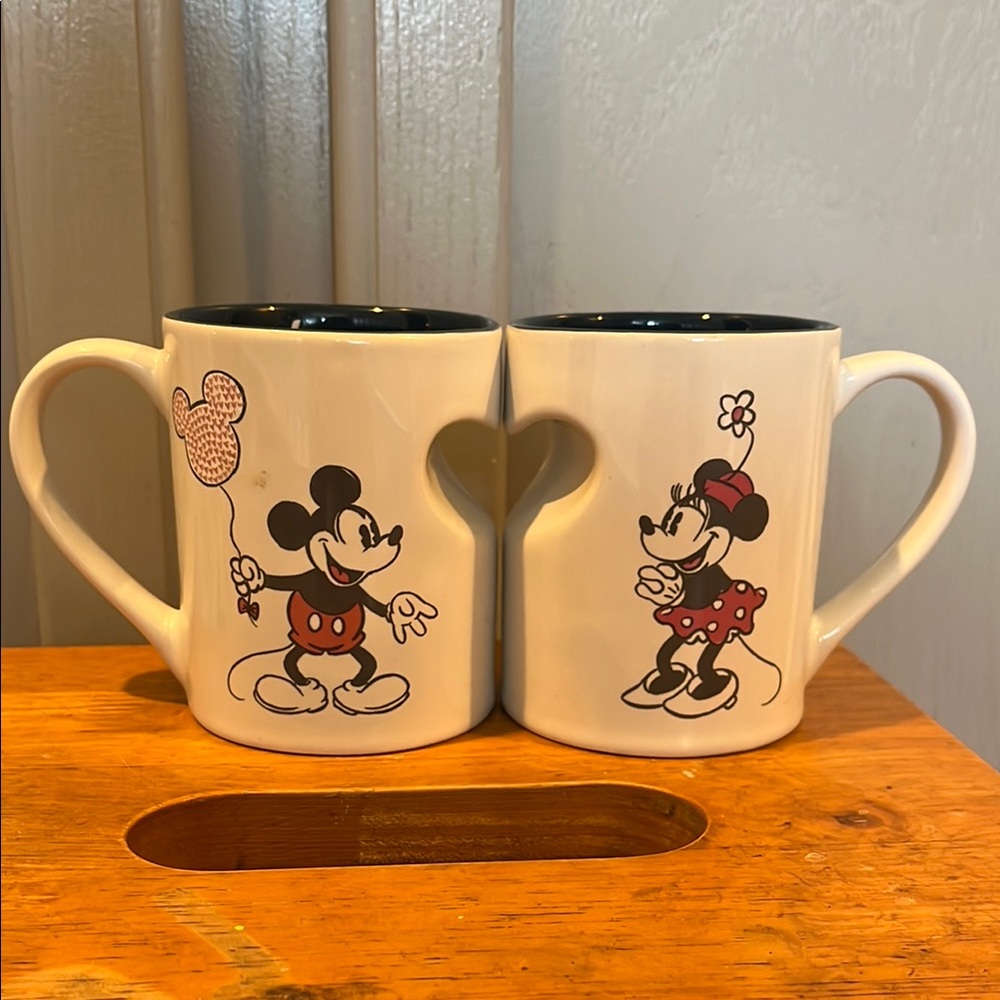 Disney Mickey and Minnie je t’aime matching mugs.